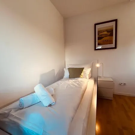 B2 Xl I 130m2 I 10 Einzelbetten I Voll Ausgestattet I Balkon I Wasch I Xxl P Apartment